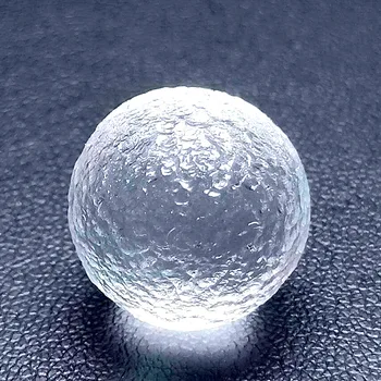 Gamtos nekilnojamojo Sindziango balta meteoritas stiklo protolith vieną rutuliukų su kosmoso energija