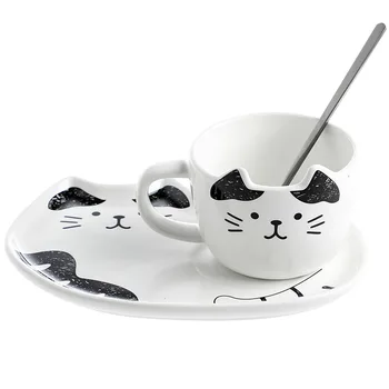 Namų katė keraminės kavos puodelį, lėkštė su šaukštu, nustatyti buitinių Paprasta Europos popietės arbata pusryčių stalo įrankiai ir taurės