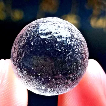 Gamtos nekilnojamojo Sindziango balta meteoritas stiklo protolith vieną rutuliukų su kosmoso energija - 